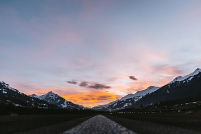 沥青道路附近的山
